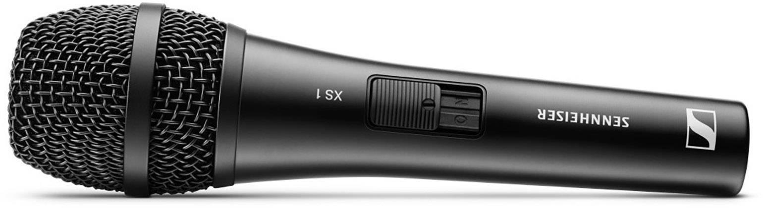 Černý mikrofon Sennheiser s kabelem, vhodný pro zpěv a hlasové nahrávky.