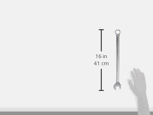 Francouzský klíč visí na stěně. Vedle něj je napsáno „16 in / 41 cm". V popředí je ruka ukazující velikost pro srovnání.