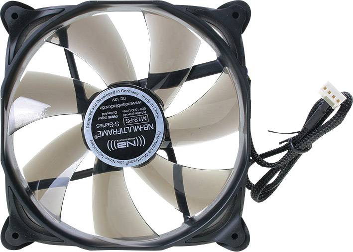 Černý počítačový ventilátor se sedmi lopatkami a štítkem uprostřed. Kabel se zástrčkou je připevněn po straně.