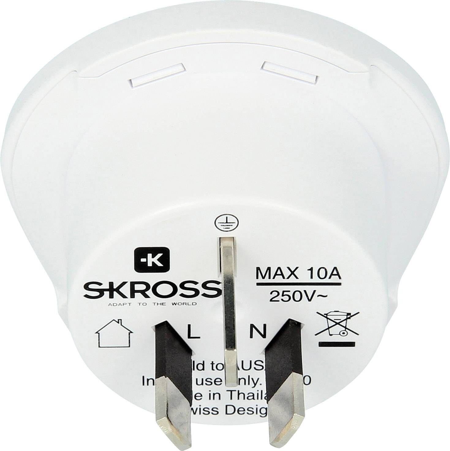 Adaptérová zástrčka od Skross se dvěma kovovými kolíky a technickými specifikacemi: 'MAX 10A, 250V'. Určeno pouze pro použití ve vnitřních prostorách.