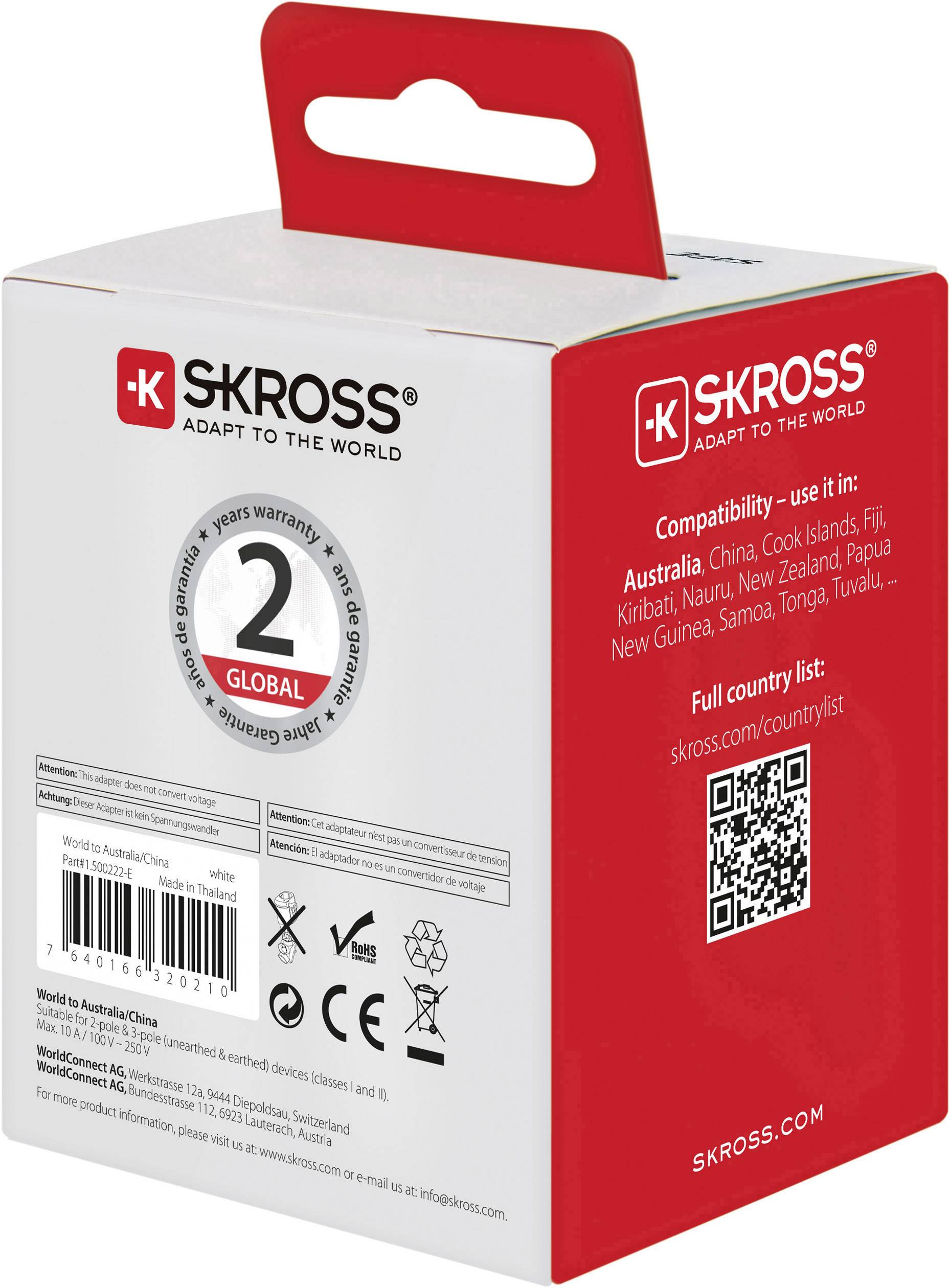 Krabička cestovního adaptéru značky SKROSS. Zobrazuje kompatibilní země a QR kód pro úplný seznam zemí. Určeno pro globální použití.