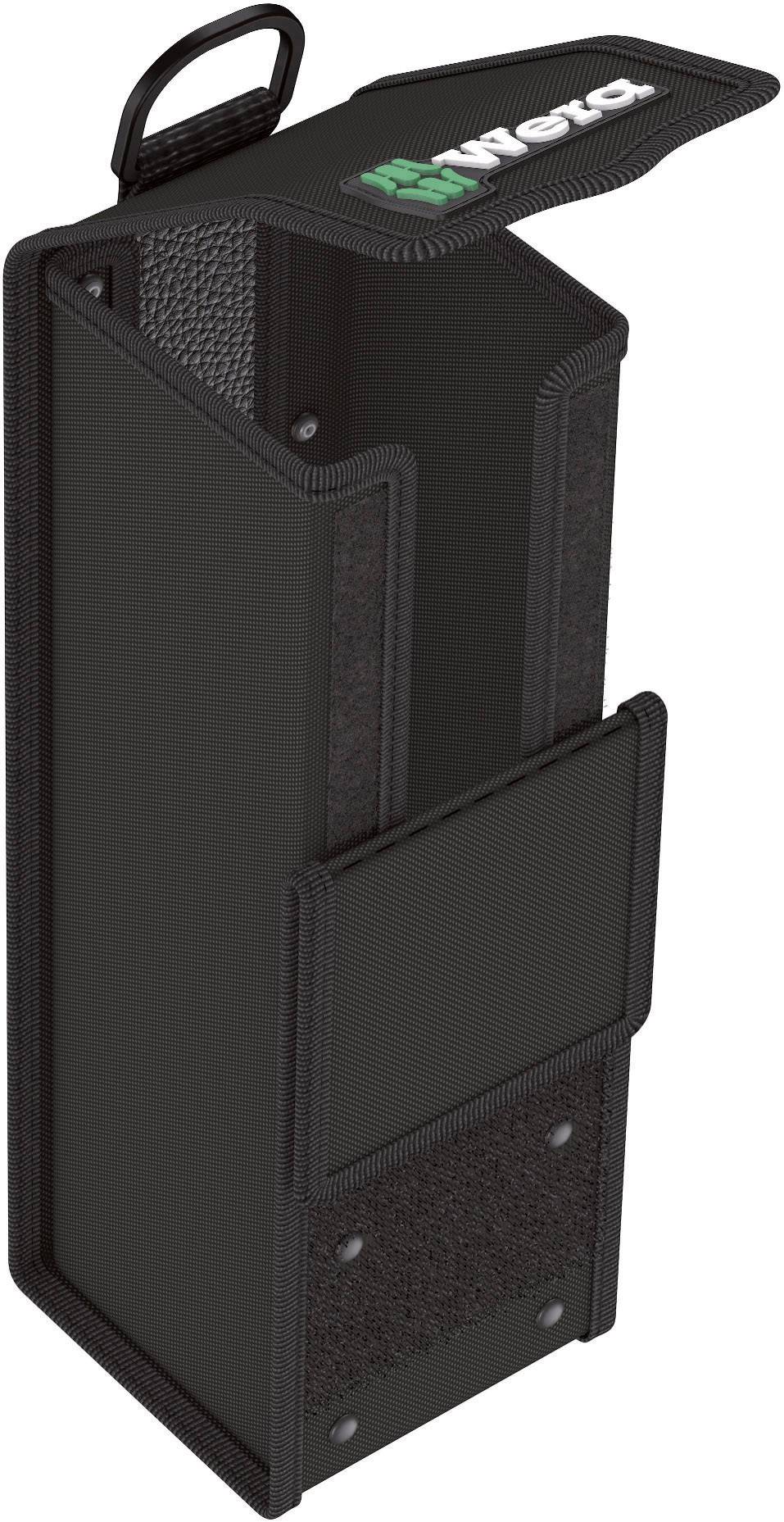 Černá, obdélníková brašna na nářadí s otevřeným víkem, logo v levém horním rohu. Přihrádky pro uložení různých druhů nářadí.
