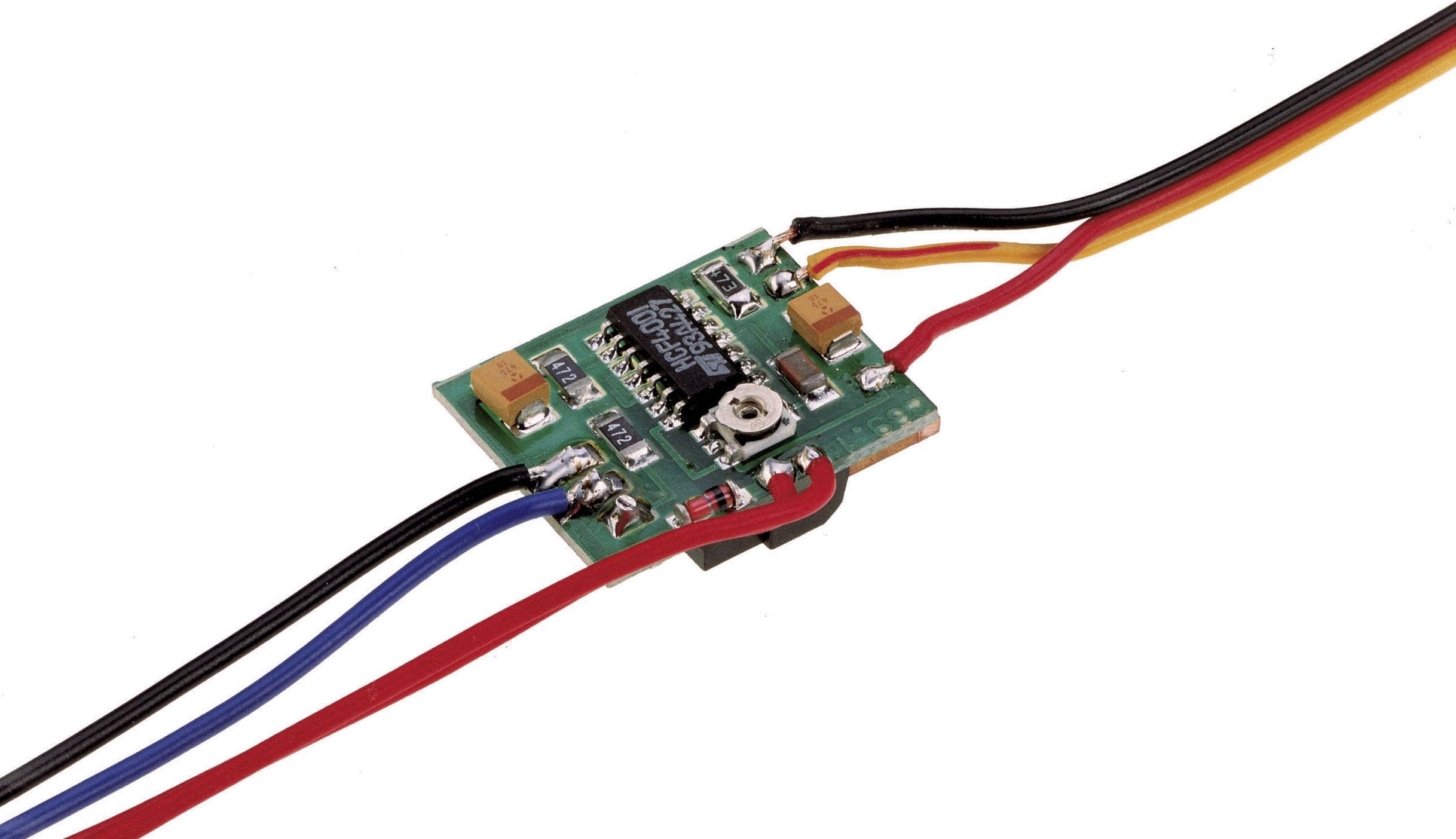 Zelený elektronický obvod s několika barevnými vodiči (černý, červený, modrý, žlutý).