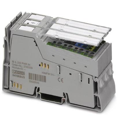 Šedý elektronický modul s několika konektory a štítky. Používá se v průmyslových řídicích systémech.