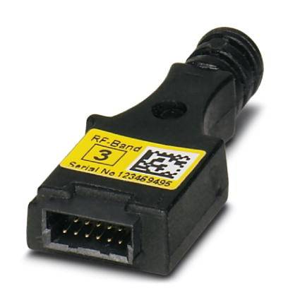 Černý adaptér s žlutým štítkem, na kterém je napsáno „RF-Band 3" a „Serial No 1234569405", je viditelný.