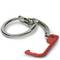 Stříbrný kroužek na klíče s červeným plastovým přívěskem v úhlovém tvaru, který vypadá jako klíčový moment.