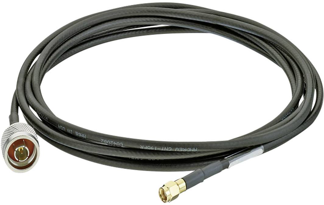 Černý koaxiální kabel se zástrčkami na obou koncích; vlevo větší stříbrný konektor, vpravo menší zlatý konektor.
