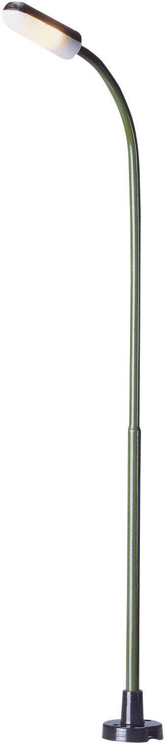 Zelená oblouková lampa s úzkým, nastavitelným krkem a černou základnou, určená k poskytování přímého světla.