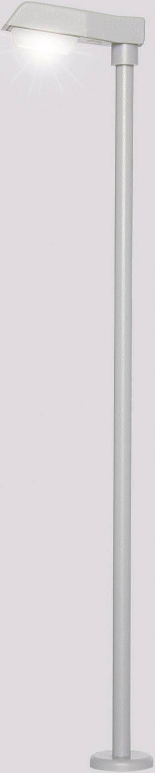 Štíhlá stříbrná stojací lampa s osvětlenou obdélníkovou hlavicí, vhodná do moderních interiérů.