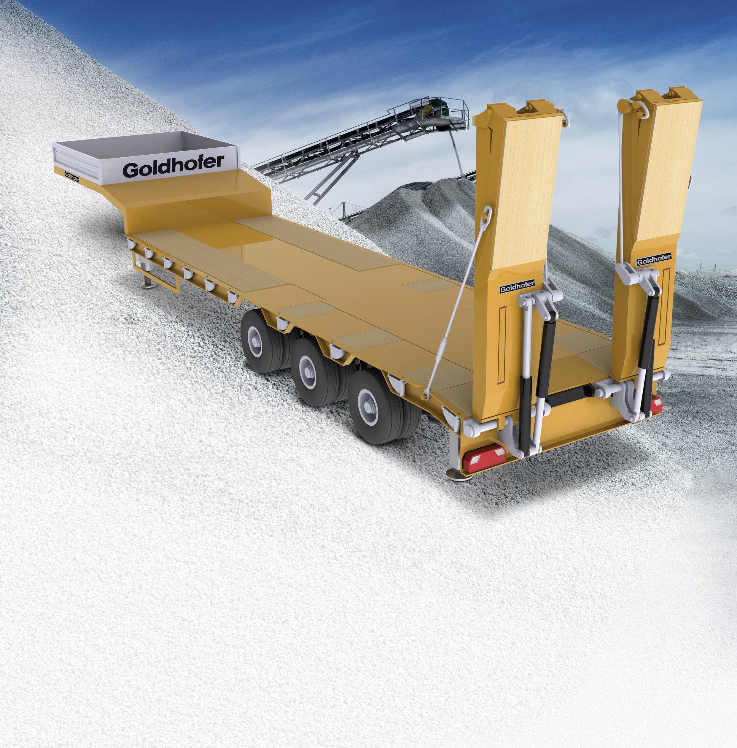 Nízkoložný návěs na štěrkové hromadě s modrým nebem v pozadí. Dopravní pás v pozadí ukazuje pohyb materiálu.