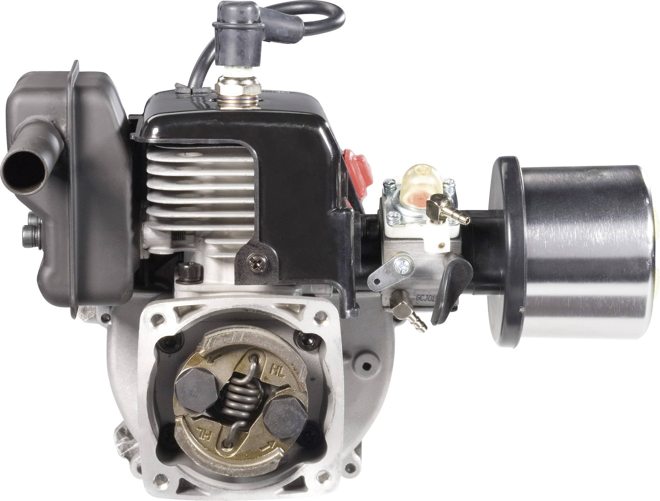 Benzínový motor s černým krytem a viditelnou hlavou válce. Zapalovací svíčka nahoře, karburátor vpravo s pákou. Mechanické součásti vpředu.