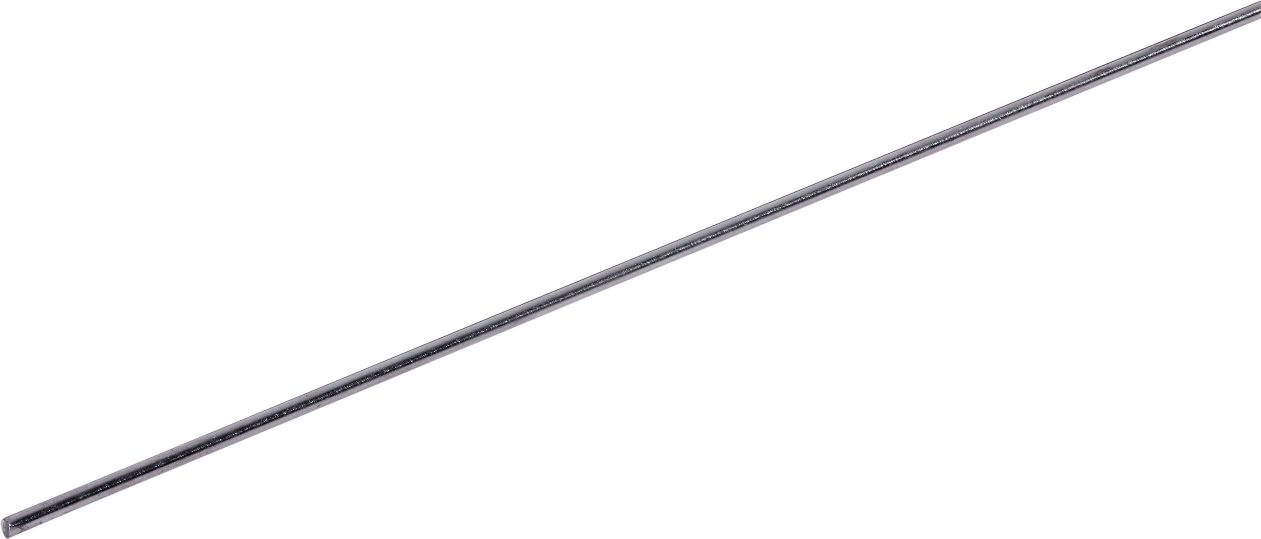 Dlouhý, tenký kovový prut, mírně nakloněný z levého dolního rohu do pravého horního rohu, před bílým pozadím.