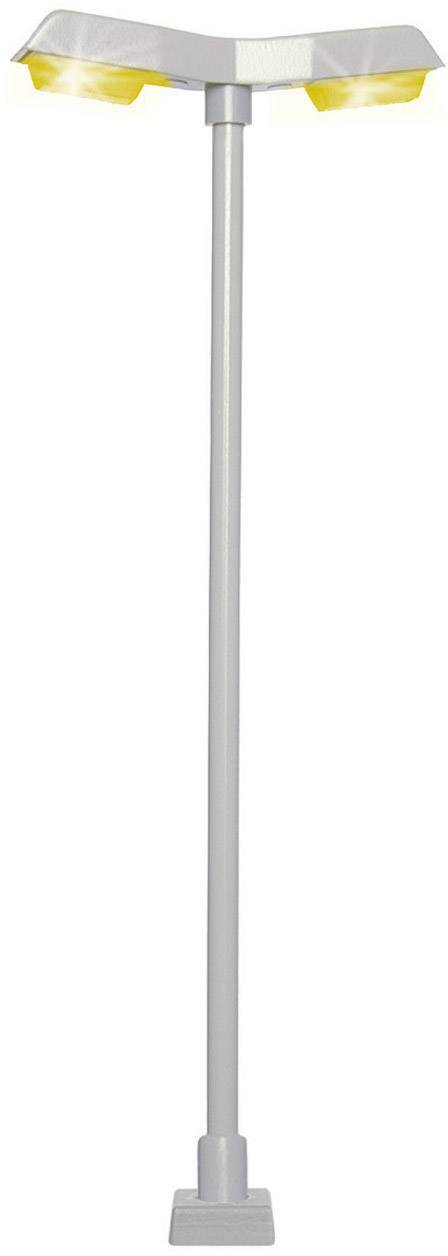 Moderní pouliční lampa se dvěma žlutými světly upevněnými na vysokém, štíhlém sloupu.