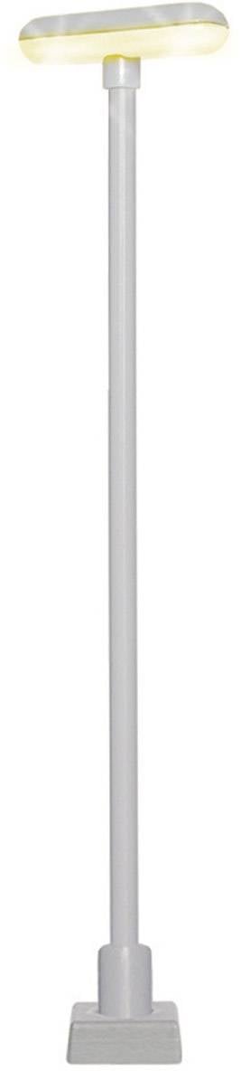 Stojací lampa v prostém, moderním designu s podlouhlým, horizontálně umístěným stínidlem a přímou, štíhlou základnou.