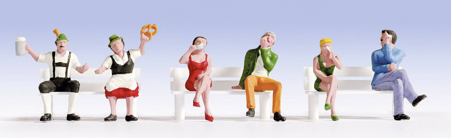 Miniaturní figurky na lavičce: vlevo muž s pivním korbelem a žena s preclíkem, vedle nich tři osoby v casual oblečení.