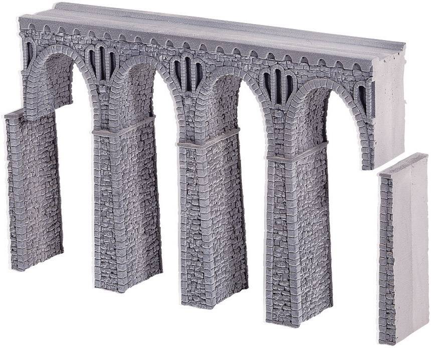 Model šedého viaduktu se čtyřmi oblouky a detailní kamennou technikou. Fragment je na pravé straně uříznut.