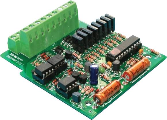 Elektronická deska plošných spojů s různými komponenty, jako jsou rezistory, kondenzátory a integrované obvody, umístěná na zelené desce PCB.
