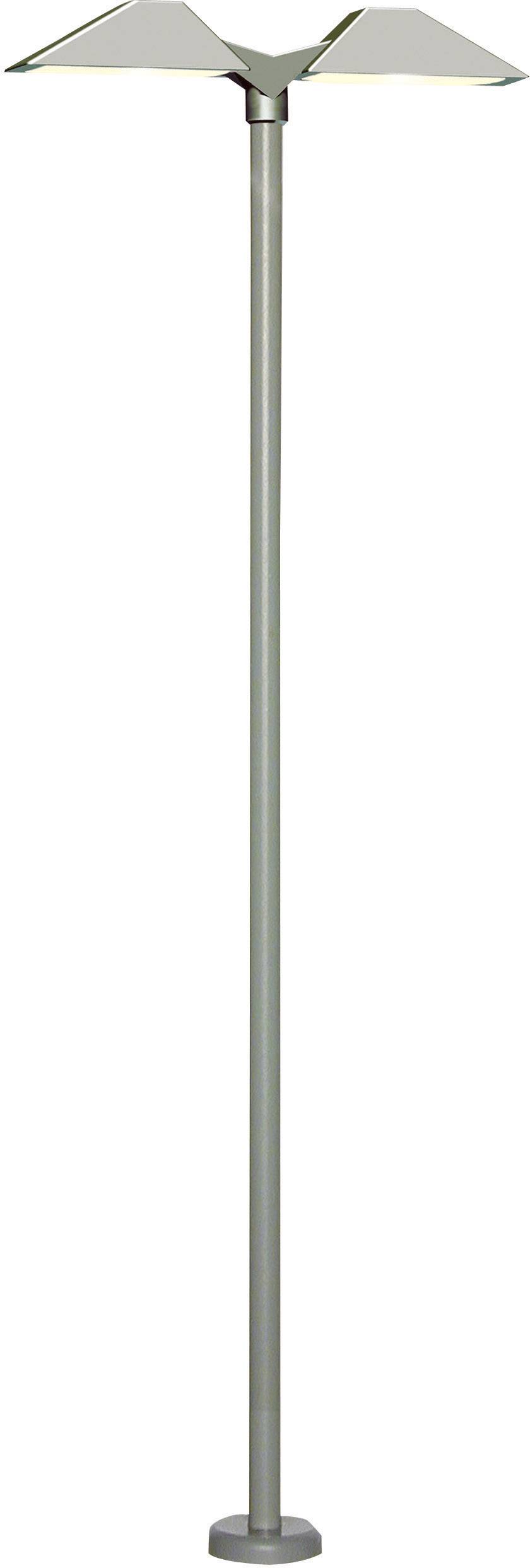 Moderní stojací lampa s úzkým, přímým stožárem a trojúhelníkovým stínidlem. Je stříbrná a má minimalistický design.