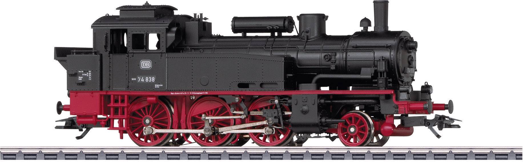 Parní lokomotiva na kolejích, černá s červenými detaily, pohled z boku, vyrobená kolem roku 1920. Model kolejí zobrazuje průmyslovou historickou repliku.