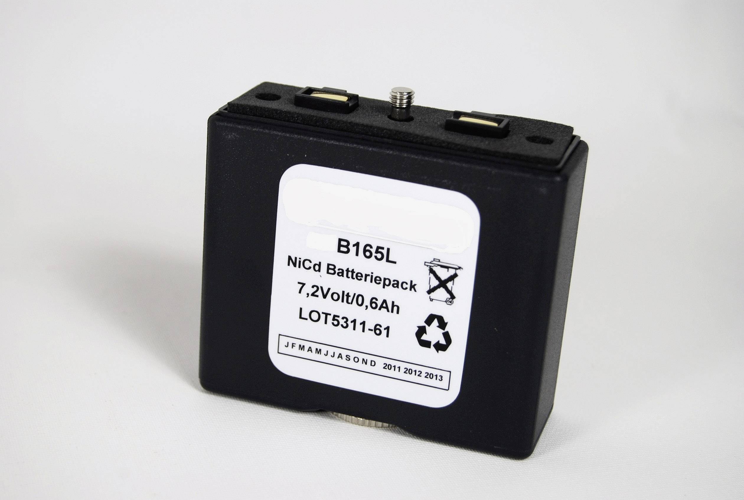 Černý NiCd akumulátor s bílým štítkem. Údaje: 'B165L', '7,2 V/0,6 Ah', 'LOT5311-61'. Symbol recyklace viditelný.