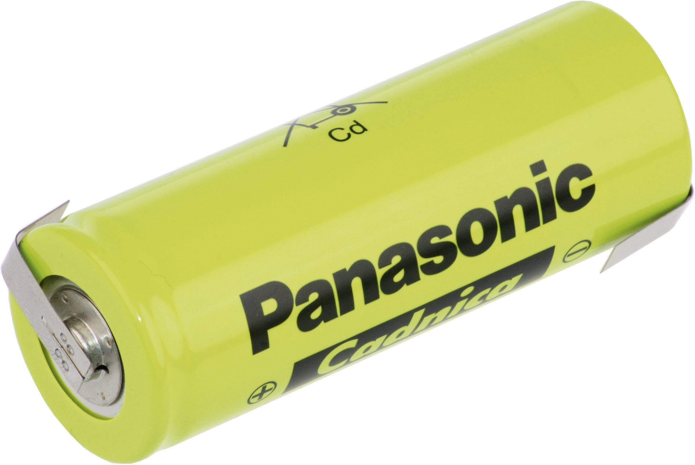 Válcová zelená baterie s modrým nápisem 'Panasonic'. Nahoře je umístěn symbol recyklace a 'Cd' pro kadmium.