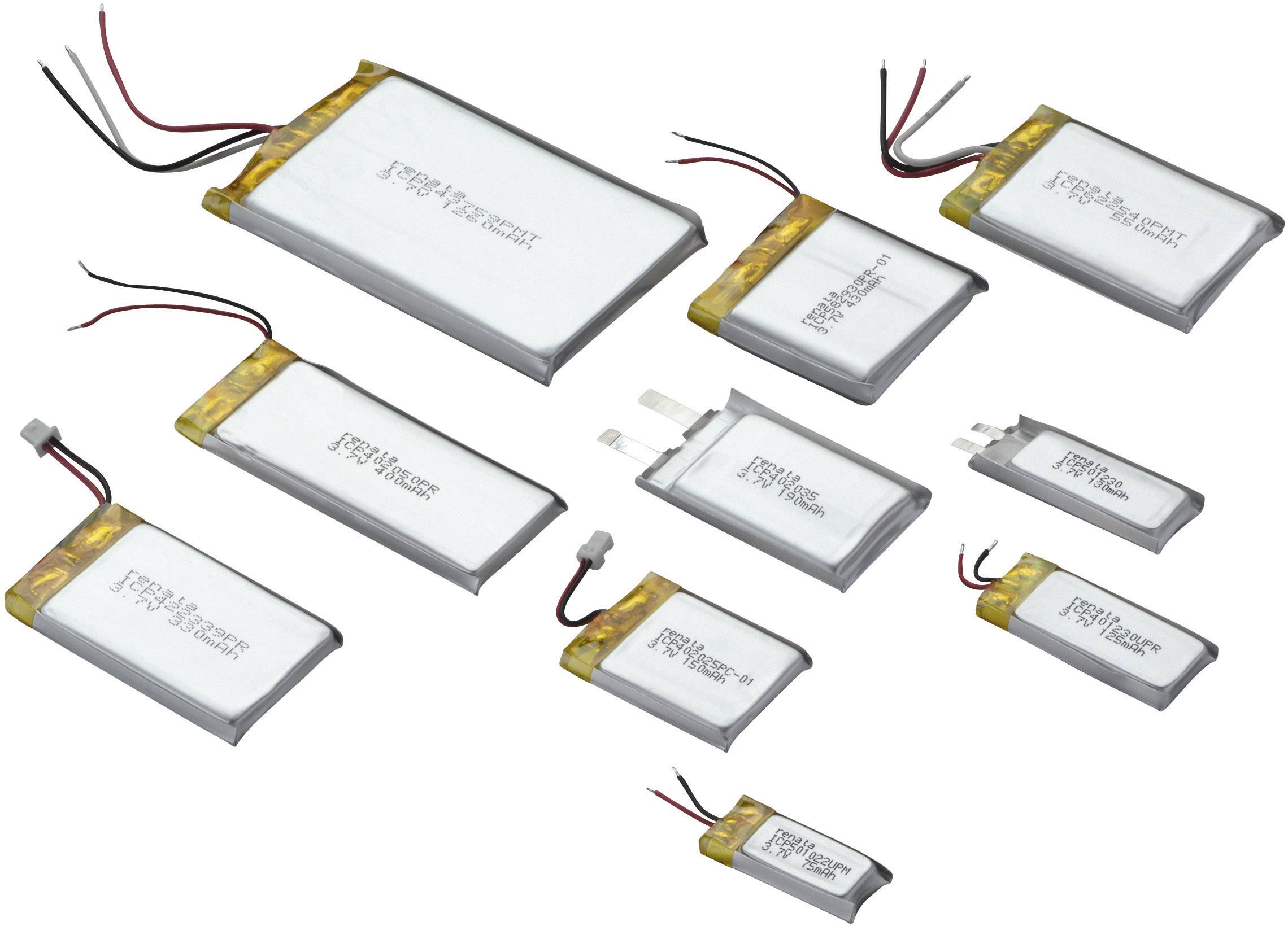 Různé lithium-polymerové baterie v různých velikostech a tvarech, některé s viditelnými kabely.