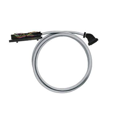 Šedý kabel s konektorem a připojovacím blokem, vhodný pro elektrické spoje a instalace.