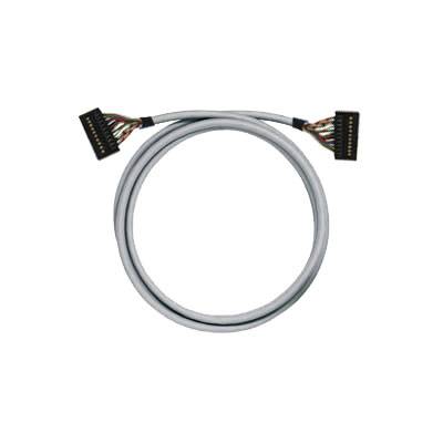 Kulatý šedý kabel s černými konektory na obou koncích, který se používá pro elektronické propojení.