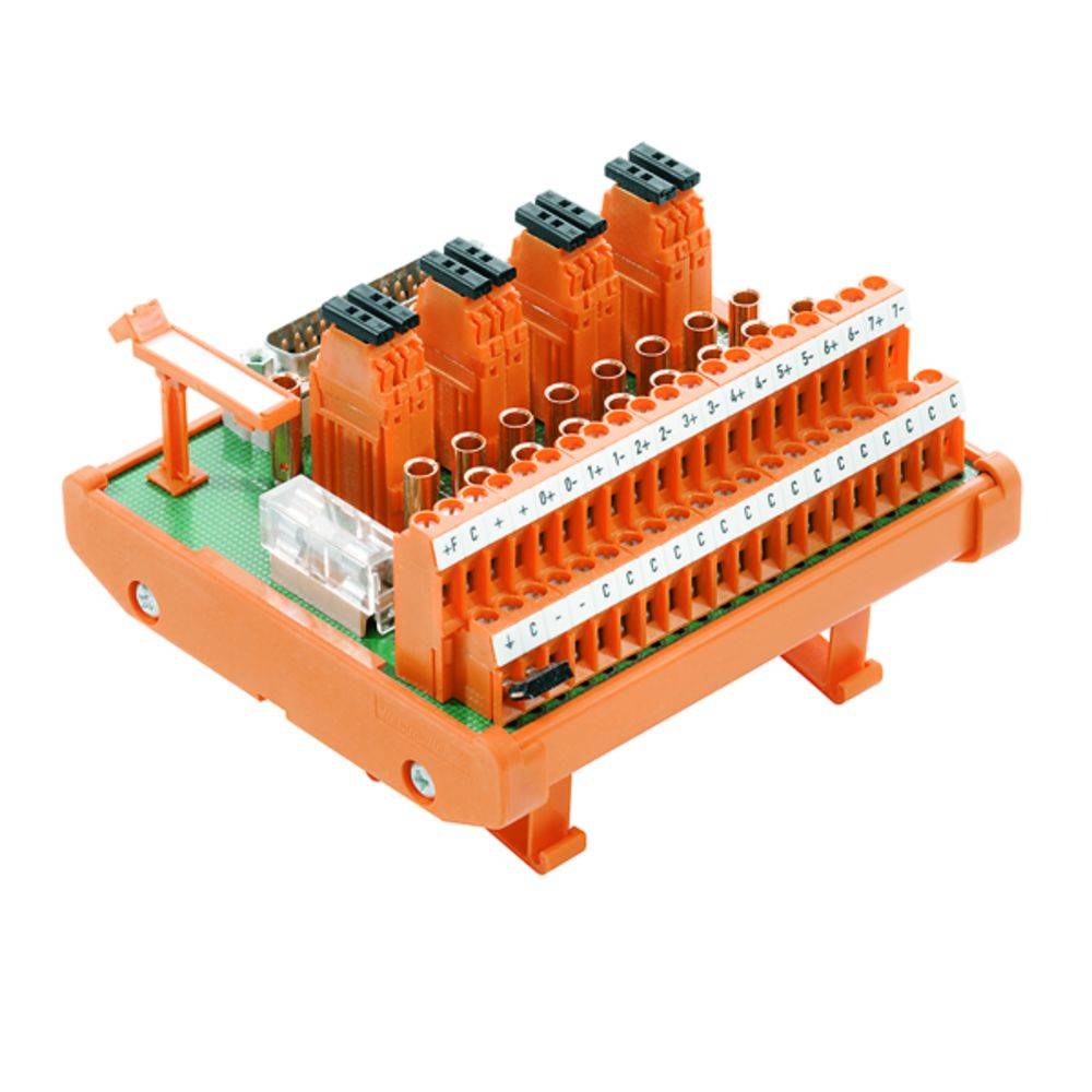 Oranžový elektrický připojovací modul s několika vstupy, namontovaný na zelené základní desce. Technický detail.
