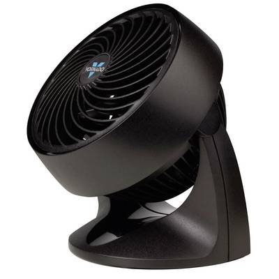 Černý stolní ventilátor s kruhovými větracími mřížkami a stabilní základnou, vhodný pro cirkulaci vzduchu v interiérech.