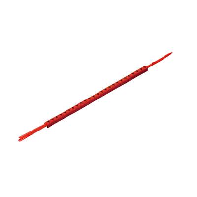 Červený, protáhlý předmět s tmavými značkami, pravděpodobně zápalka nebo pyrotechnický výrobek.
