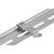 Kovová lišta s namontovaným držákem, která slouží k upevnění objektů. Lišta má drážky pro flexibilní uchycení.