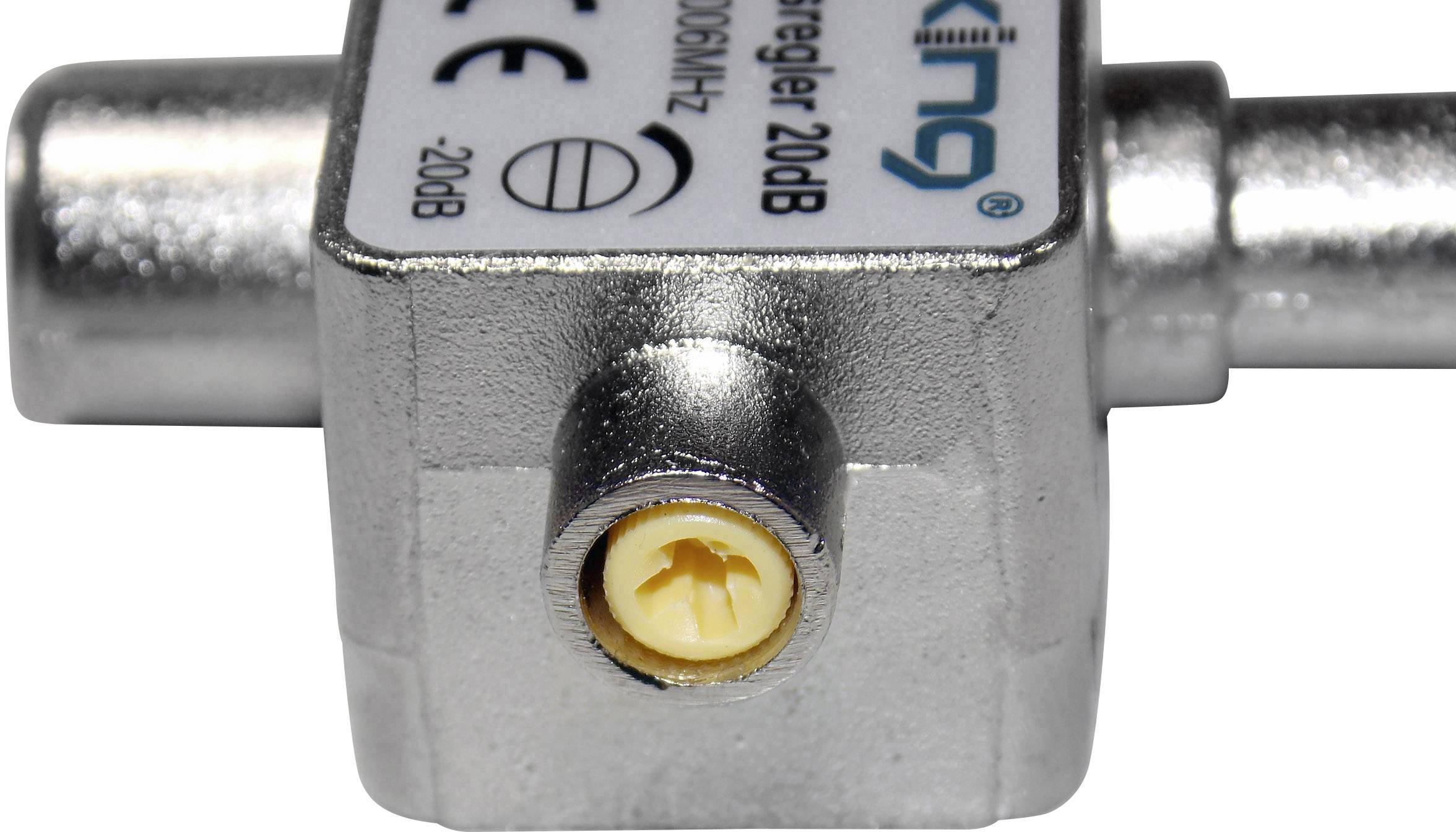 Stříbrný, obdélníkový zesilovač antény s žlutým koaxiálním konektorem uprostřed, označený štítkem "Regulátor 20dB".