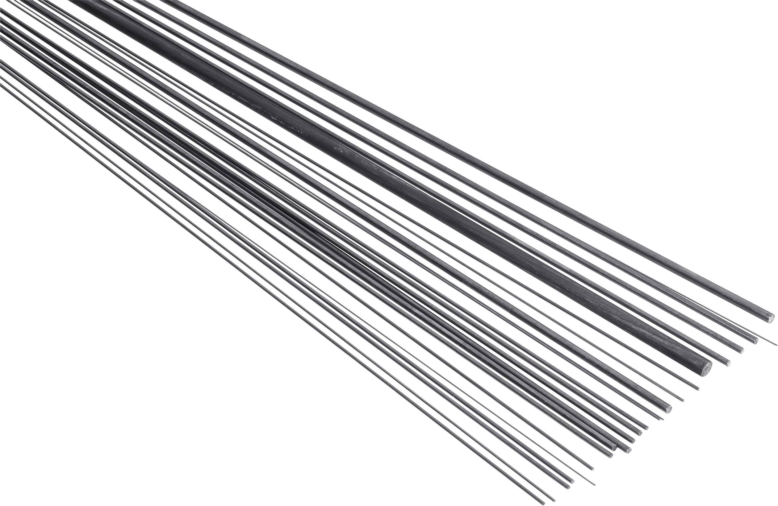 Tyče z tmavého kovu v různých délkách a tloušťkách na bílém pozadí.