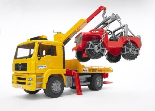 Žlutý hračkářský odtahový vůz zvedá červené hračkové auto pomocí jeřábu.