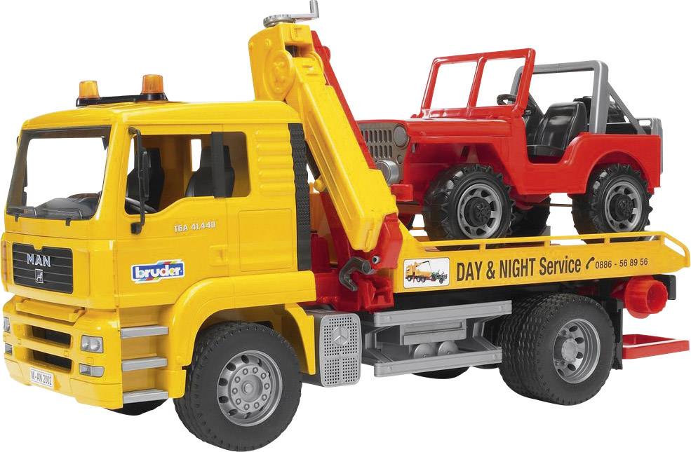 Hračkářský odtahový vůz se žlutou kabinou, který přepravuje červený jeep na ložné ploše. Nápis: 'DAY & NIGHT Service'.