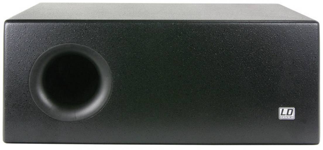 Černý subwoofer s obdélníkovým tvarem. Vlevo je vidět bassreflexový otvor, vpravo se nachází logo.