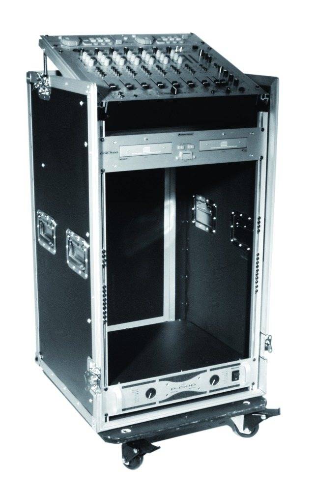 Prázdný černý transportní kufr s otevřenými přihrádkami a kolečky, připravený pro uložení audio nebo studiového vybavení.