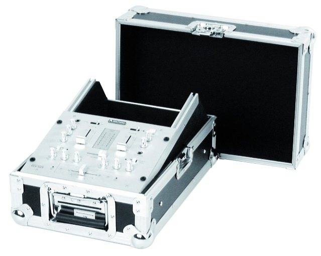 Přepravní kontejner (flightcase) s otevřeným víkem, zaměřený na mixážní pult s několika ovladači a tlačítky.