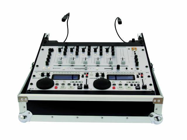 DJ mixážní pult s několika ovladači, přepínači a mikrofony v robustním pouzdře, připravený na míchání hudby a úpravu zvuku.