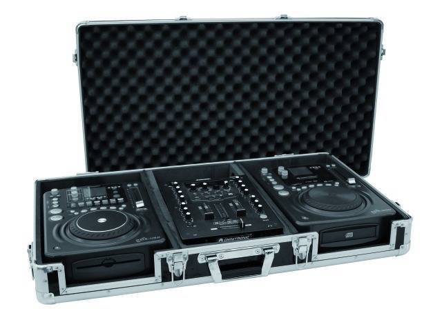 Digitální DJ kontrolér se dvěma jogwheely a mixážním pultem je umístěn v otevřeném přepravním kufru s pěnovou výplní.