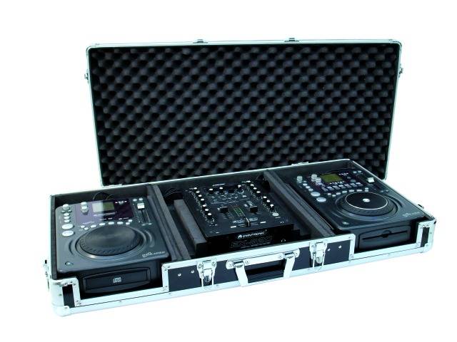 DJ vybavení v otevřeném přenosném kufru, skládající se ze dvou gramofónů a mixážního pultu. Ideální pro mobilní DJs.