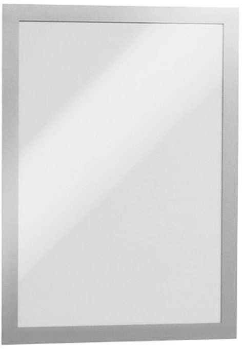 Obdélníkové zrcadlo se stříbrným rámem v jednoduchém, moderním designu.