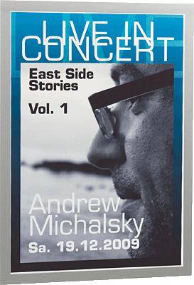 Plakát s nápisem: 'ŽIVĚ NA KONCERTĚ, East Side Stories díl 1, Andrew Michalsky, So. 19.12.2009'. Profil muže v pozadí.