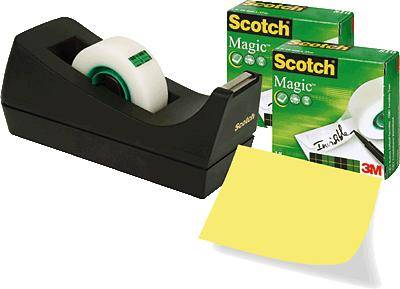 Černý odvíječ lepicí pásky s rolí lepicí pásky vedle něj, dvě balení „Scotch Magic Tape" a žlutý poznámkový lístek.