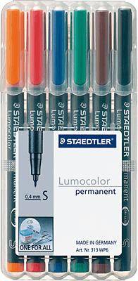 Šest permanentních popisovačů Staedtler Lumocolor v různých barvách v balení s nápisem '0,4 mm S, Vyrobeno v Německu'.