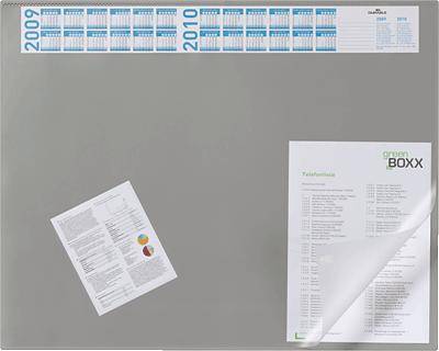 Šedá podložka na psací stůl s kalendářem s ročním přehledem 2009/2010 nahoře, v rohu list s diagramem a textem, vpravo dole textový dokument "green BOXX".