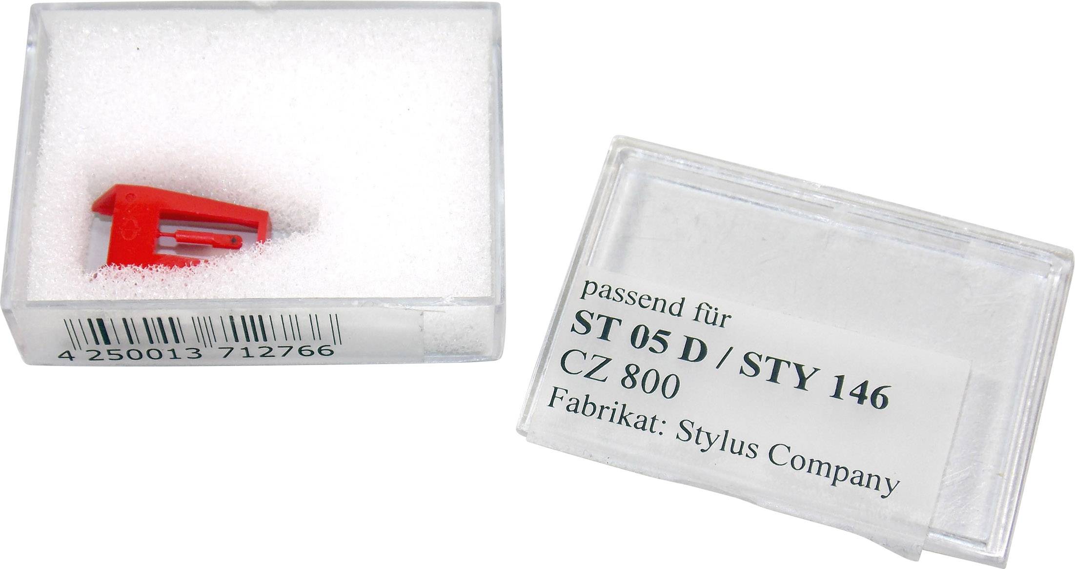 Červená jehla na gramodesku v bílé krabičce. Štítek: „vhodná pro ST 05 D / STY 146 CZ 800", výrobce: Stylus Company.