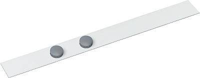 Dlouhý, obdélníkový, bílý magnetický pás se dvěma kulatými, šedými magnety na povrchu.