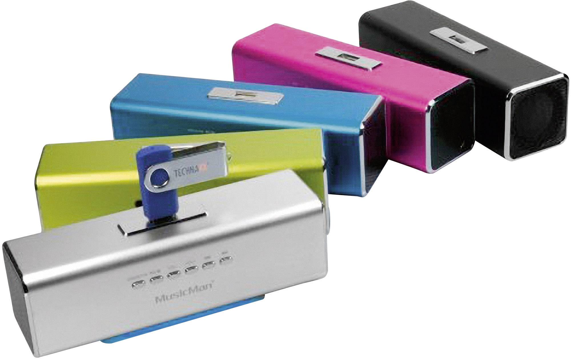 Různé přenosné reproduktory v různých barvách, s USB flash diskem zapojeným do stříbrného reproduktoru.
